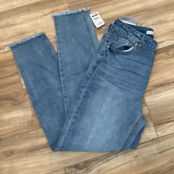 Tinseltown Jeans - Picture 3 of 6